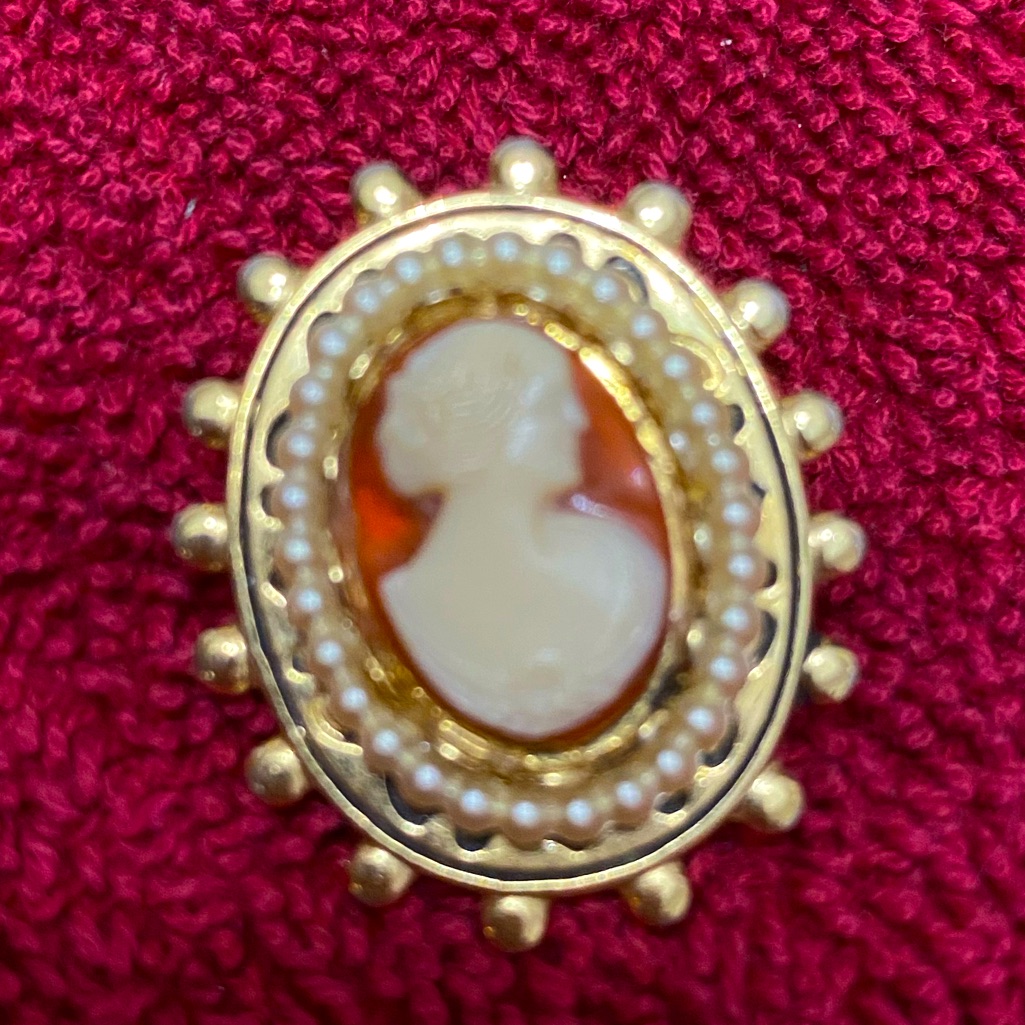 Beautiful Vintage Cameo Gold Stainless Steel Alloy & Copper Free With Pearls